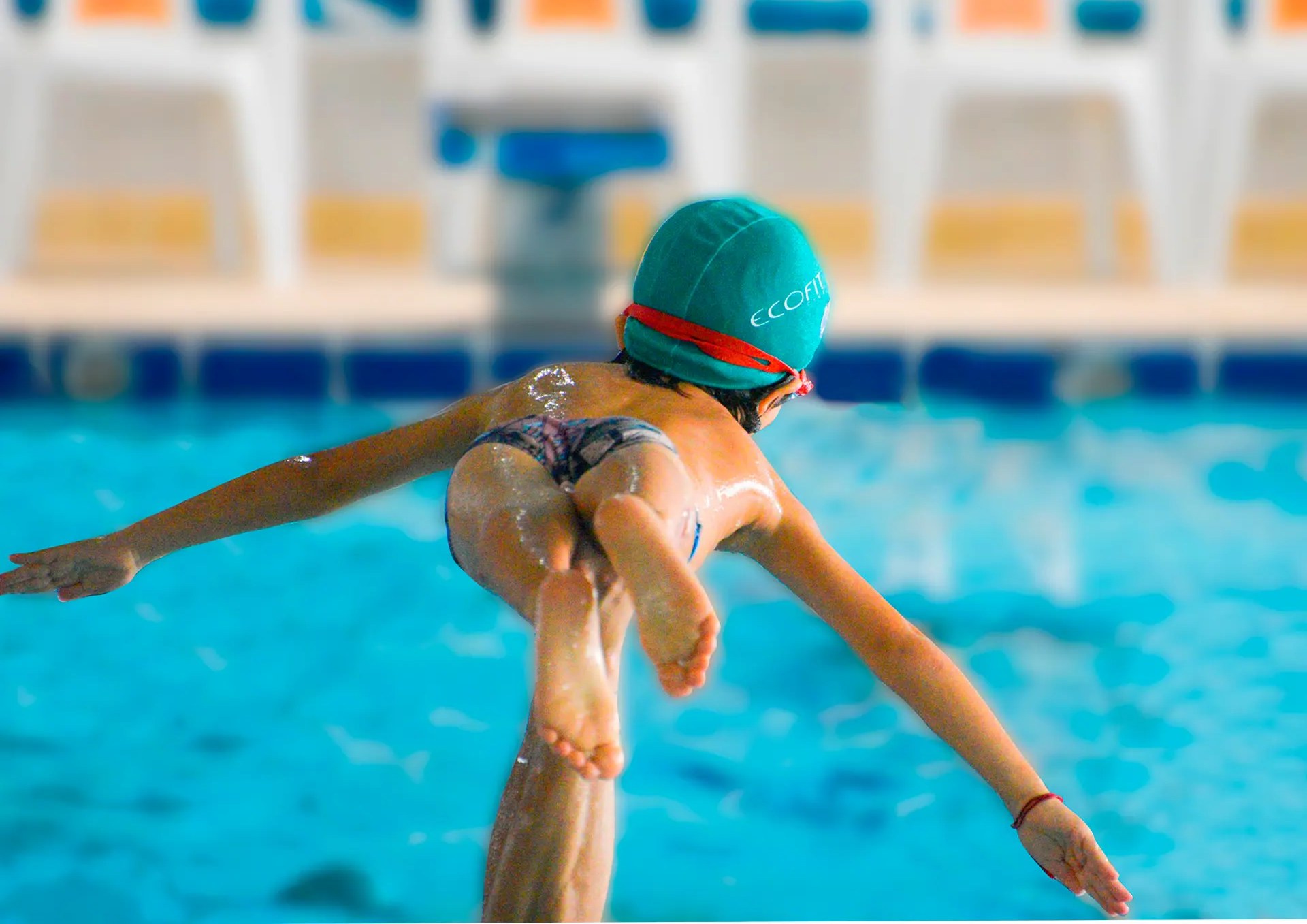 Criança em aula de natação na piscina